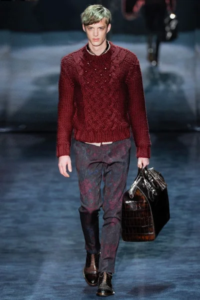 Look 16